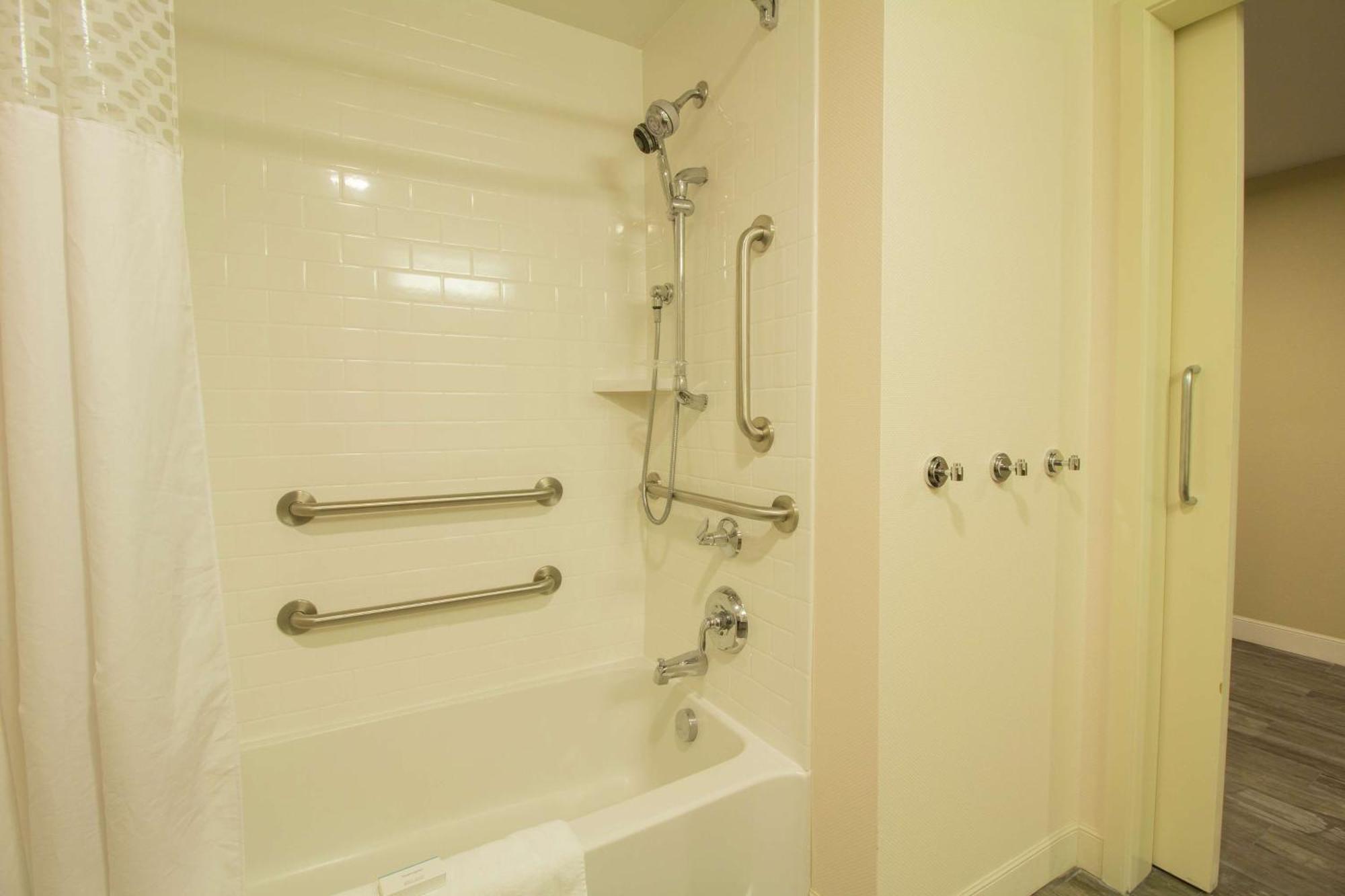Hampton Inn & Suites Cazenovia, Ny Bagian luar foto